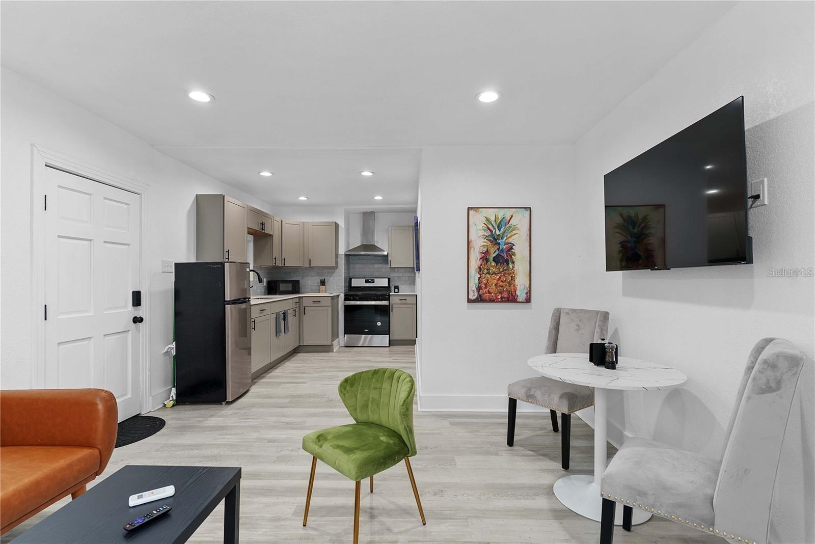 BEG 138 FT E OF SE COR BROADWAY & HARWOOD RUN E 62 - Residential