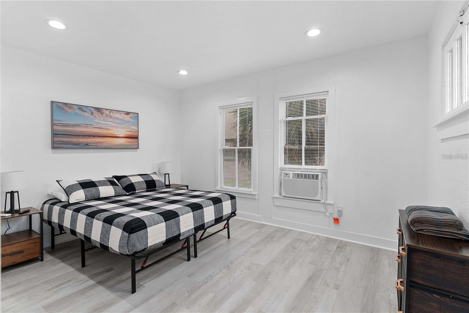 BEG 138 FT E OF SE COR BROADWAY & HARWOOD RUN E 62 - Residential