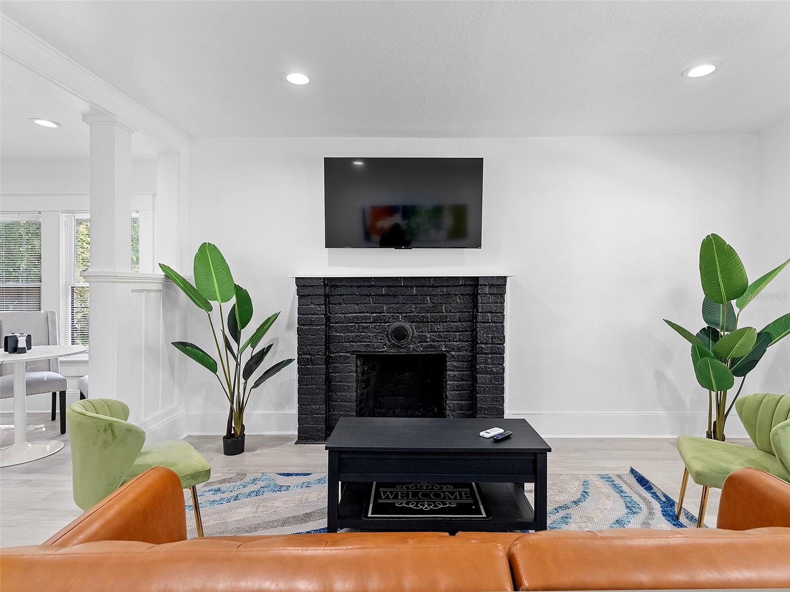 BEG 138 FT E OF SE COR BROADWAY & HARWOOD RUN E 62 - Residential