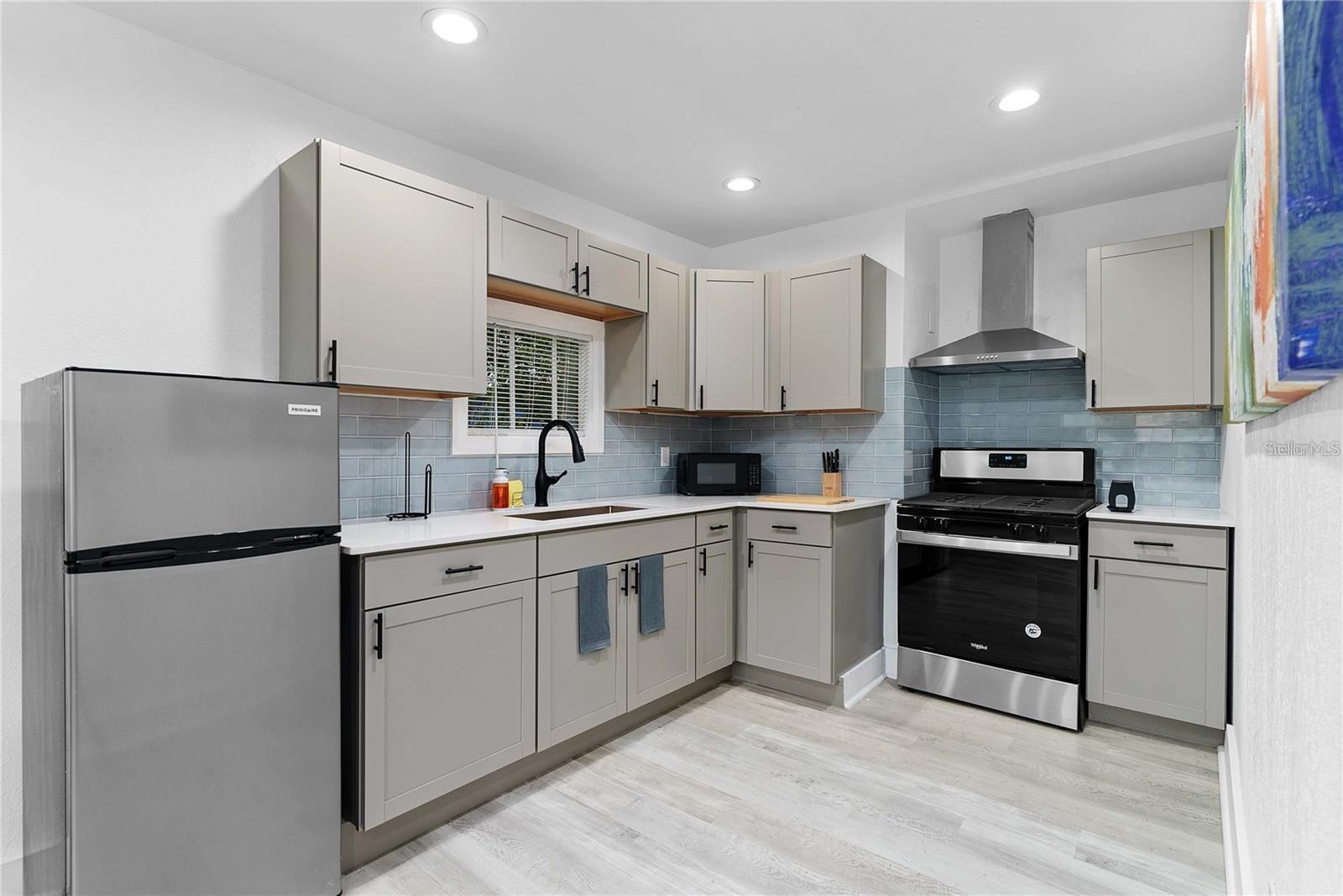 BEG 138 FT E OF SE COR BROADWAY & HARWOOD RUN E 62 - Residential