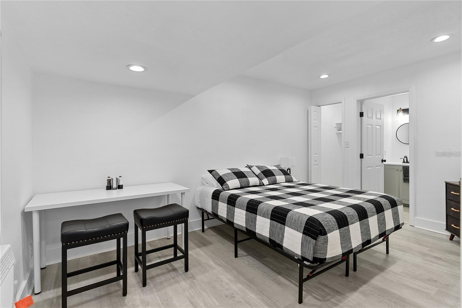 BEG 138 FT E OF SE COR BROADWAY & HARWOOD RUN E 62 - Residential