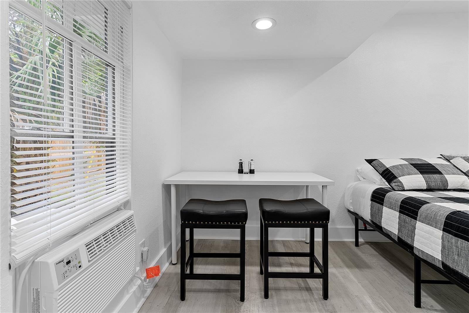 BEG 138 FT E OF SE COR BROADWAY & HARWOOD RUN E 62 - Residential