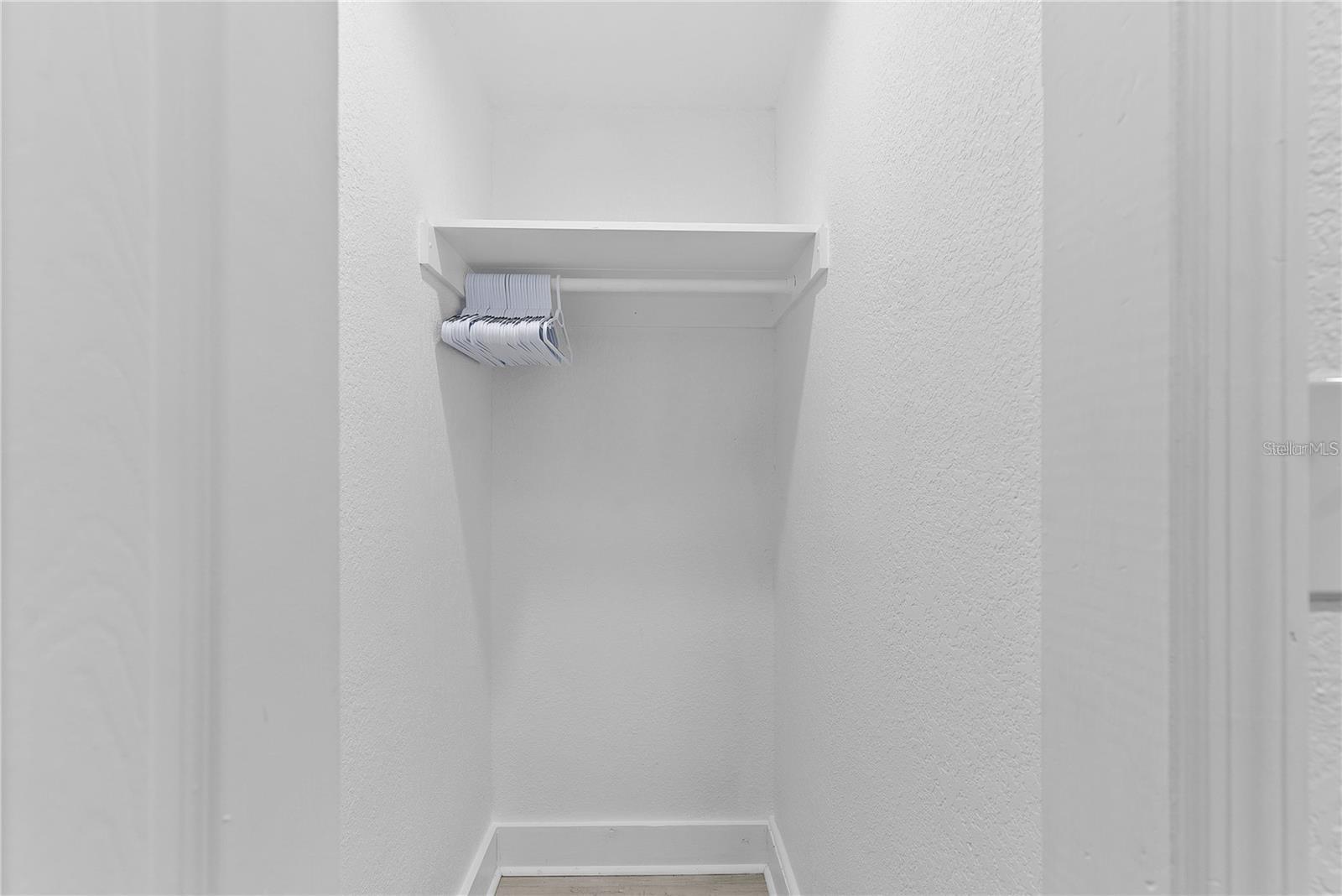 BEG 138 FT E OF SE COR BROADWAY & HARWOOD RUN E 62 - Residential