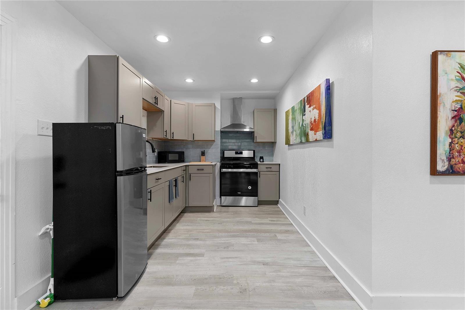 BEG 138 FT E OF SE COR BROADWAY & HARWOOD RUN E 62 - Residential