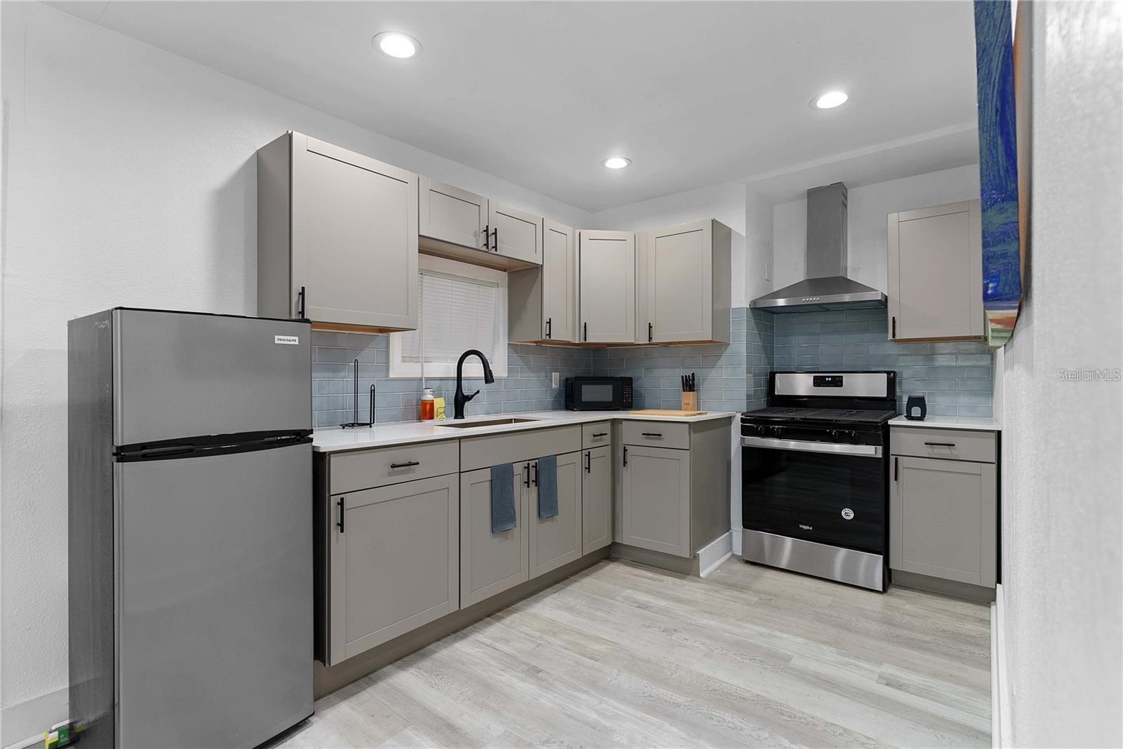 BEG 138 FT E OF SE COR BROADWAY & HARWOOD RUN E 62 - Residential