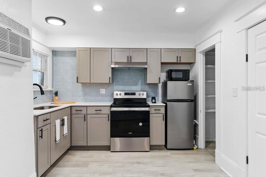 BEG 138 FT E OF SE COR BROADWAY & HARWOOD RUN E 62 - Residential