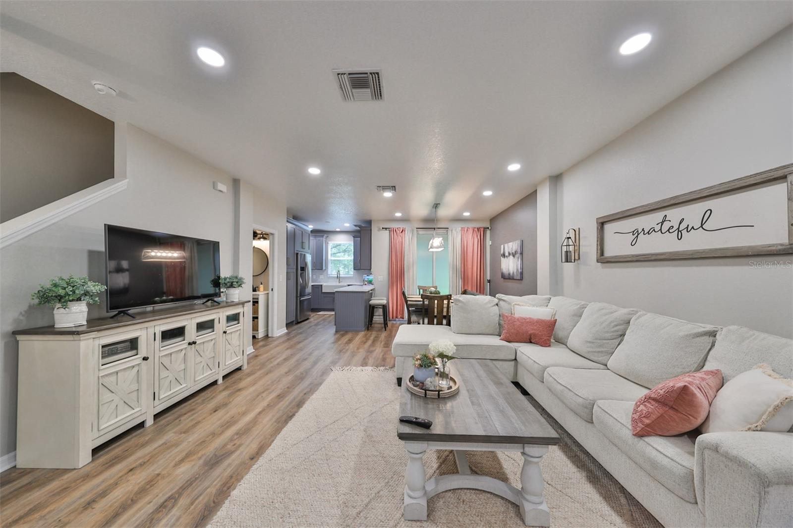 OAK VALLEY TWNHMS - Residential