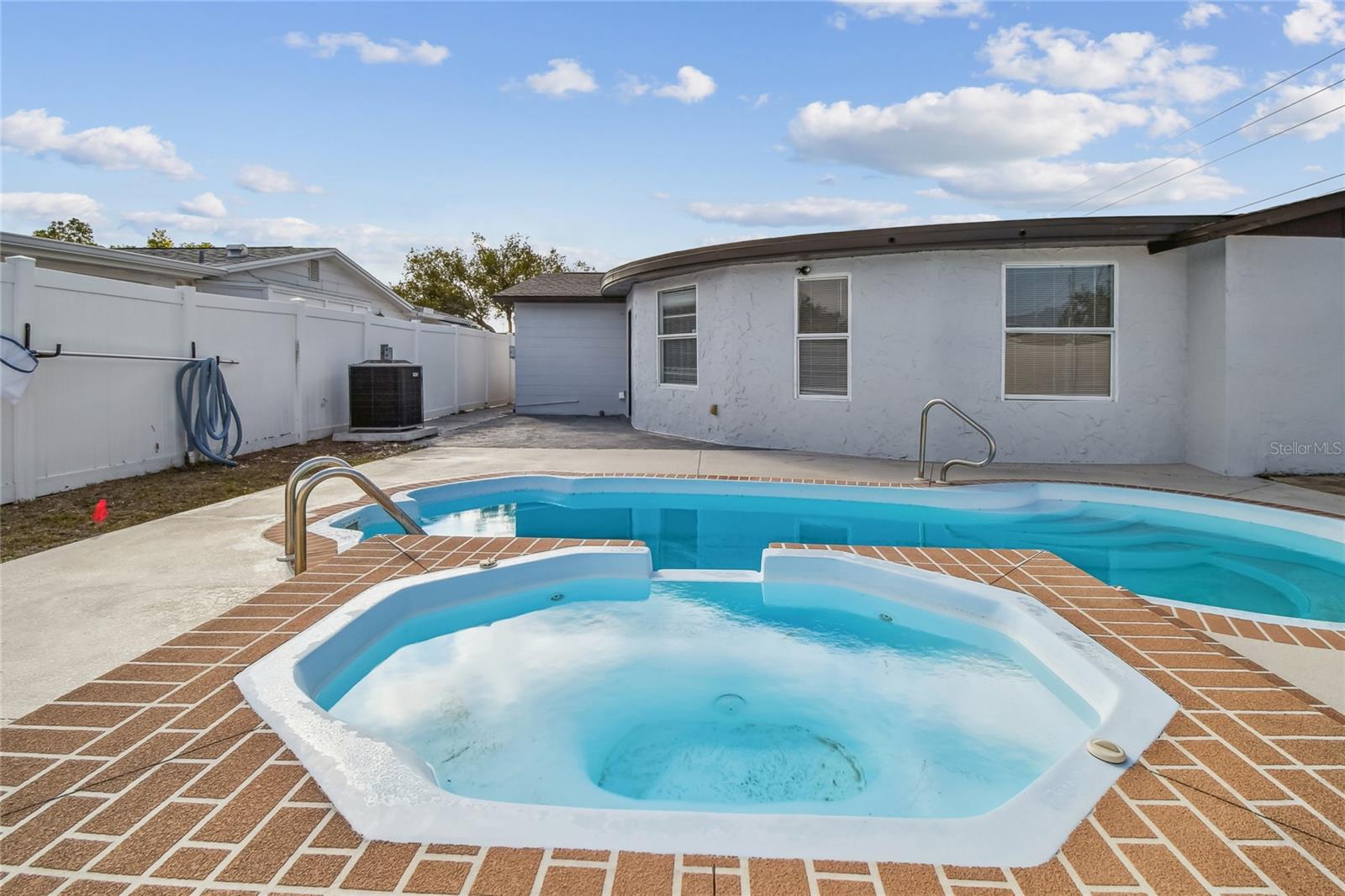 ALOHA GARDENS - Residential