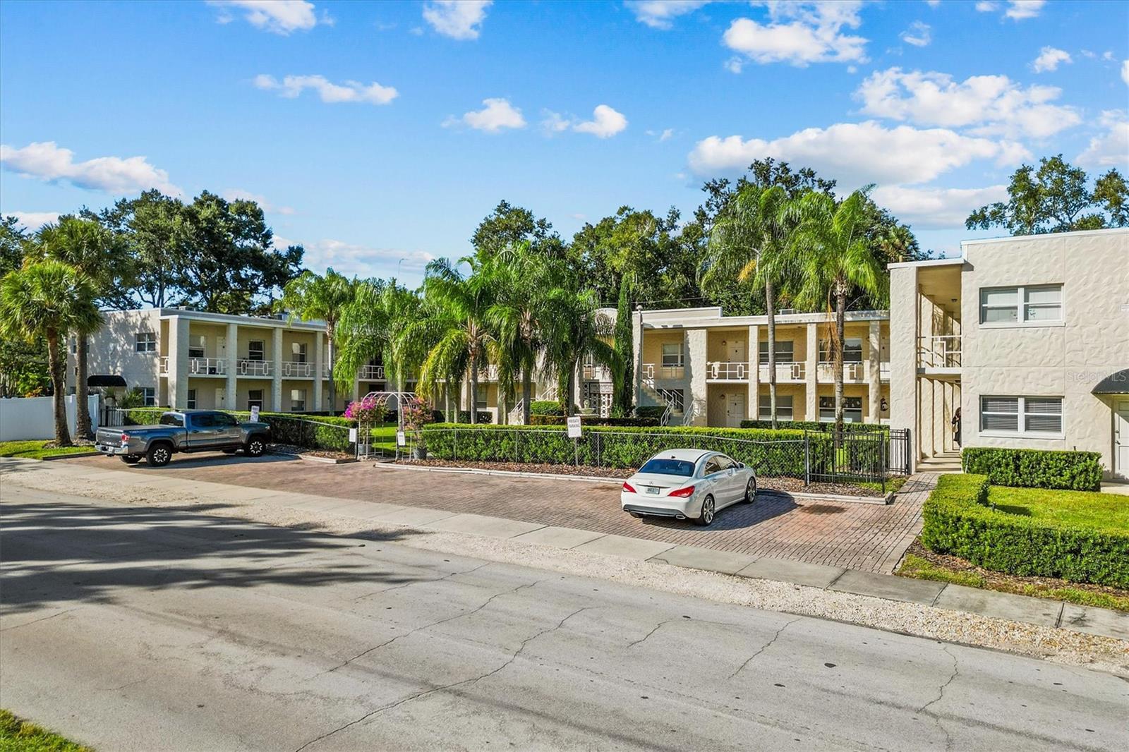 HAMPSHIRE/LK IVANHOE CONDO - Residential