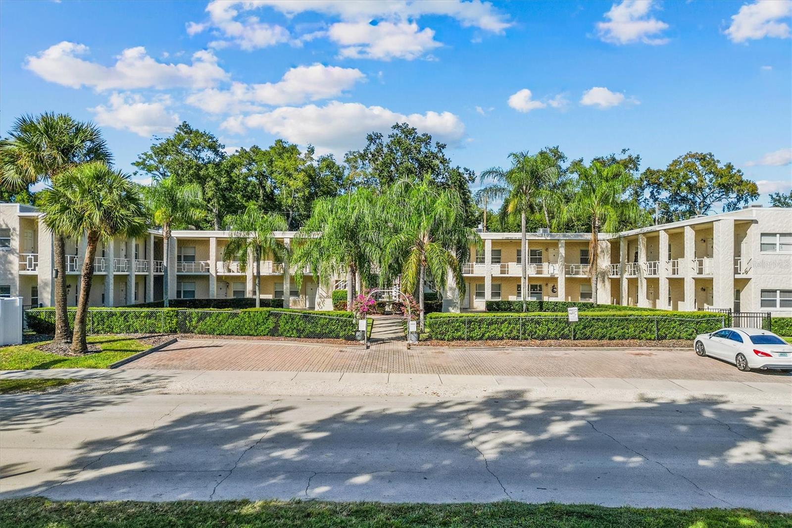HAMPSHIRE/LK IVANHOE CONDO - Residential