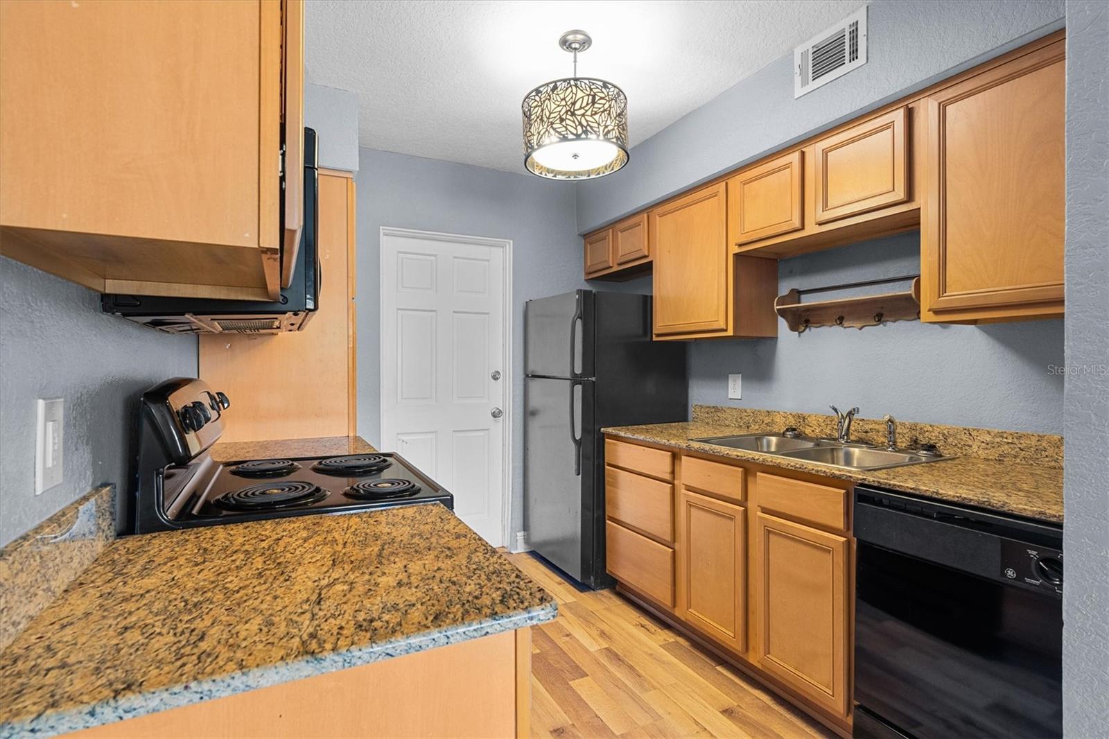 HAMPSHIRE/LK IVANHOE CONDO - Residential