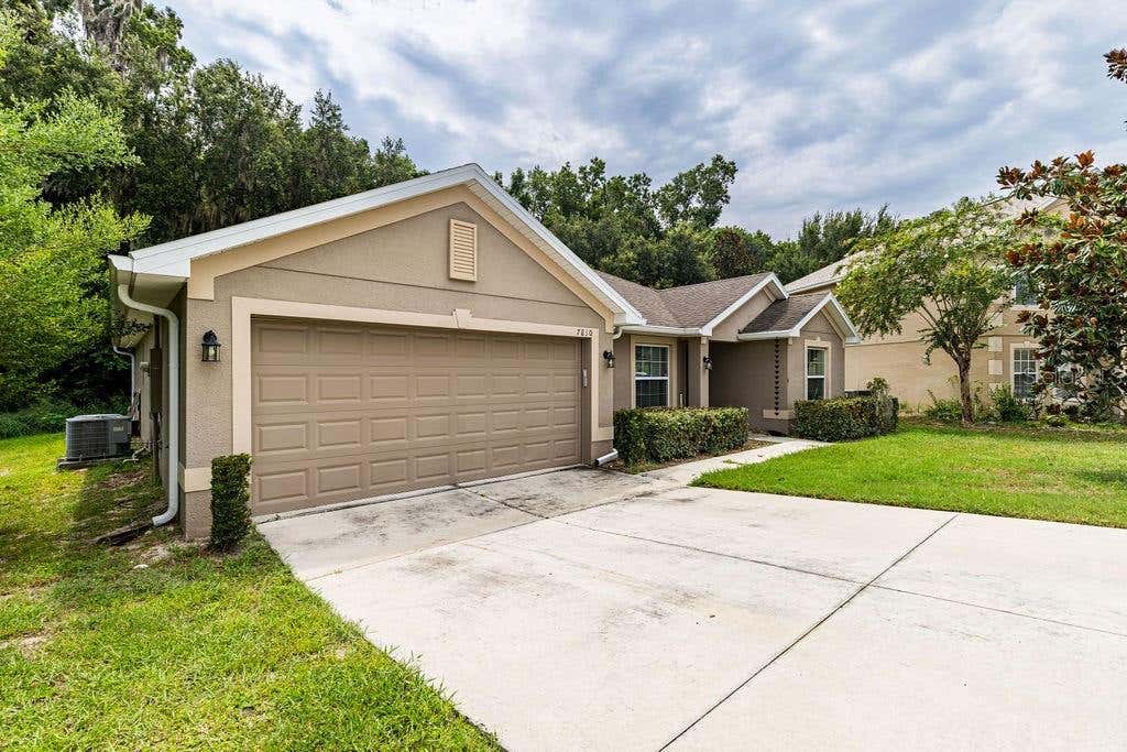 Photo of 7830 Sloewood Drive, Leesburg, FL 34748 (MLS # G5115633)