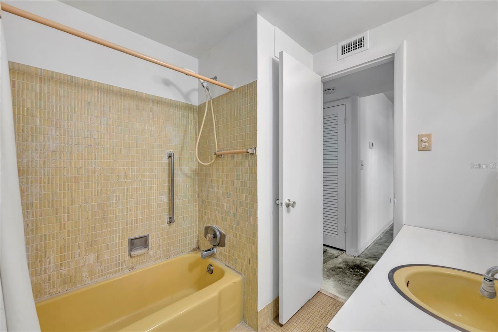 LAKE MAITLAND TERRACE APTS - Residential