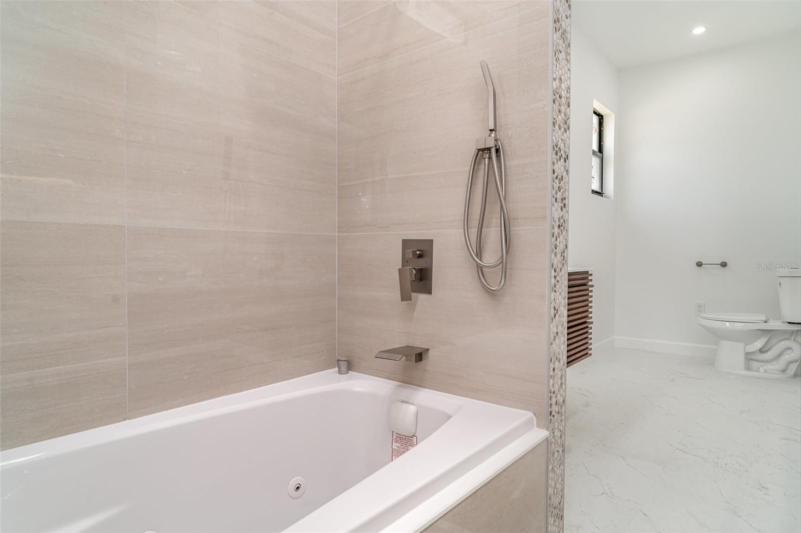 COLONIAL OAKS - Residential