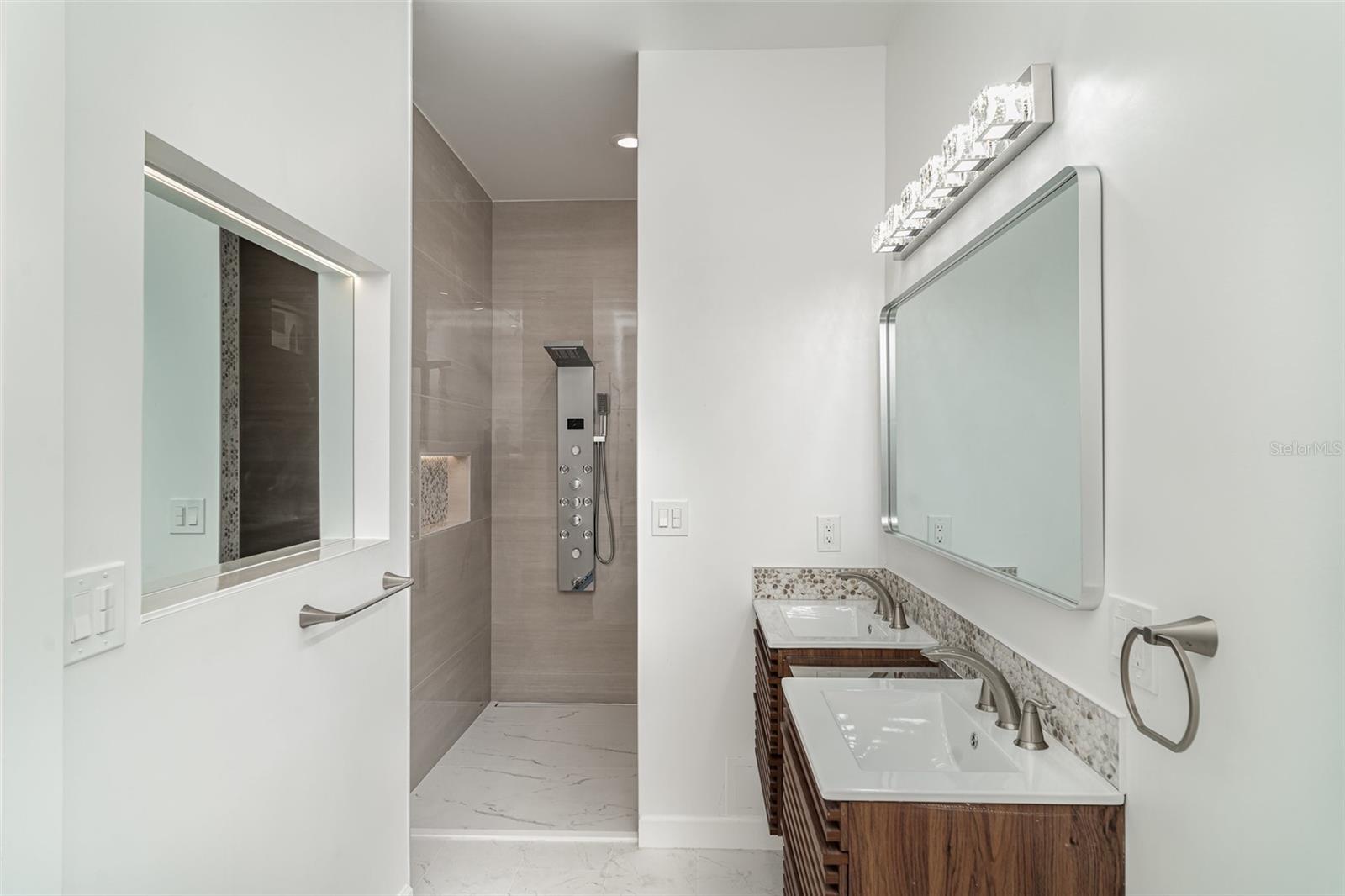 COLONIAL OAKS - Residential