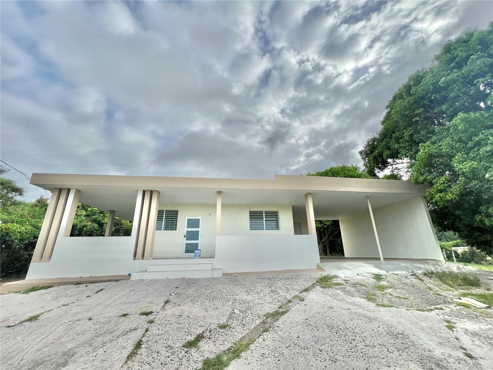 Remodeled property for sale with 1.19 acres
House has 4 bedrooms, 2 bathrooms, large spaces, kitchen remodeled in PVC, spacious living room (open space)
Carport for 2 cars.
Lot has ocean view!!!