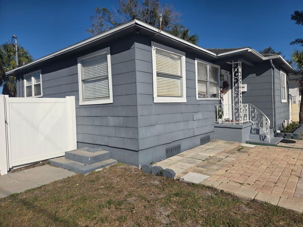 Photo of 2737 W Spruce Street, Tampa, FL 33607 (MLS # TB8459141)