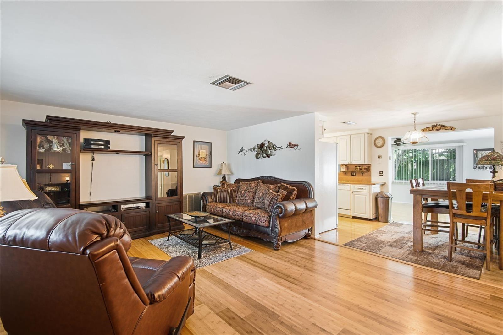 COLONIAL HILLS - Residential