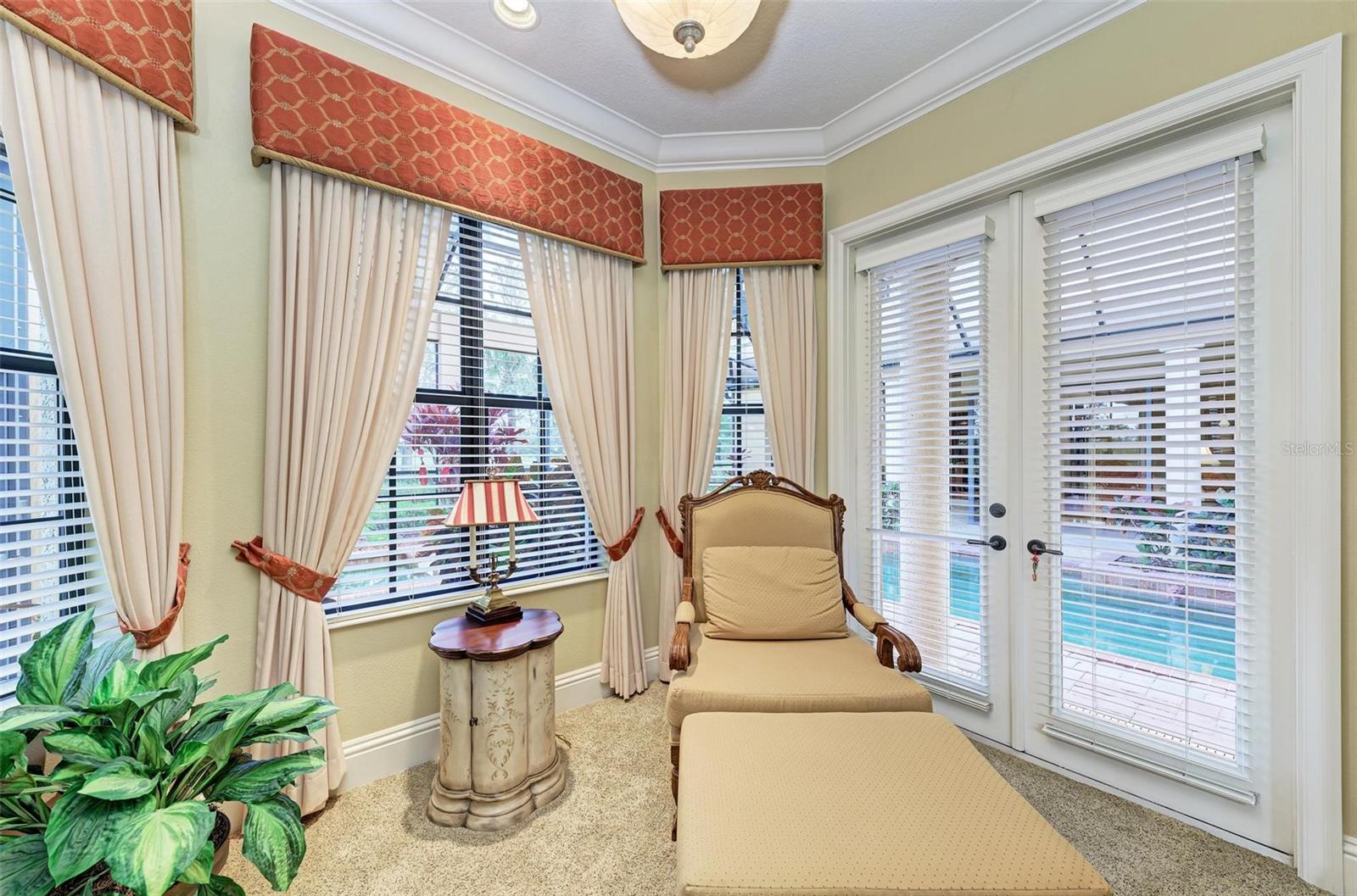 FOUNDERS CLUB - Residential