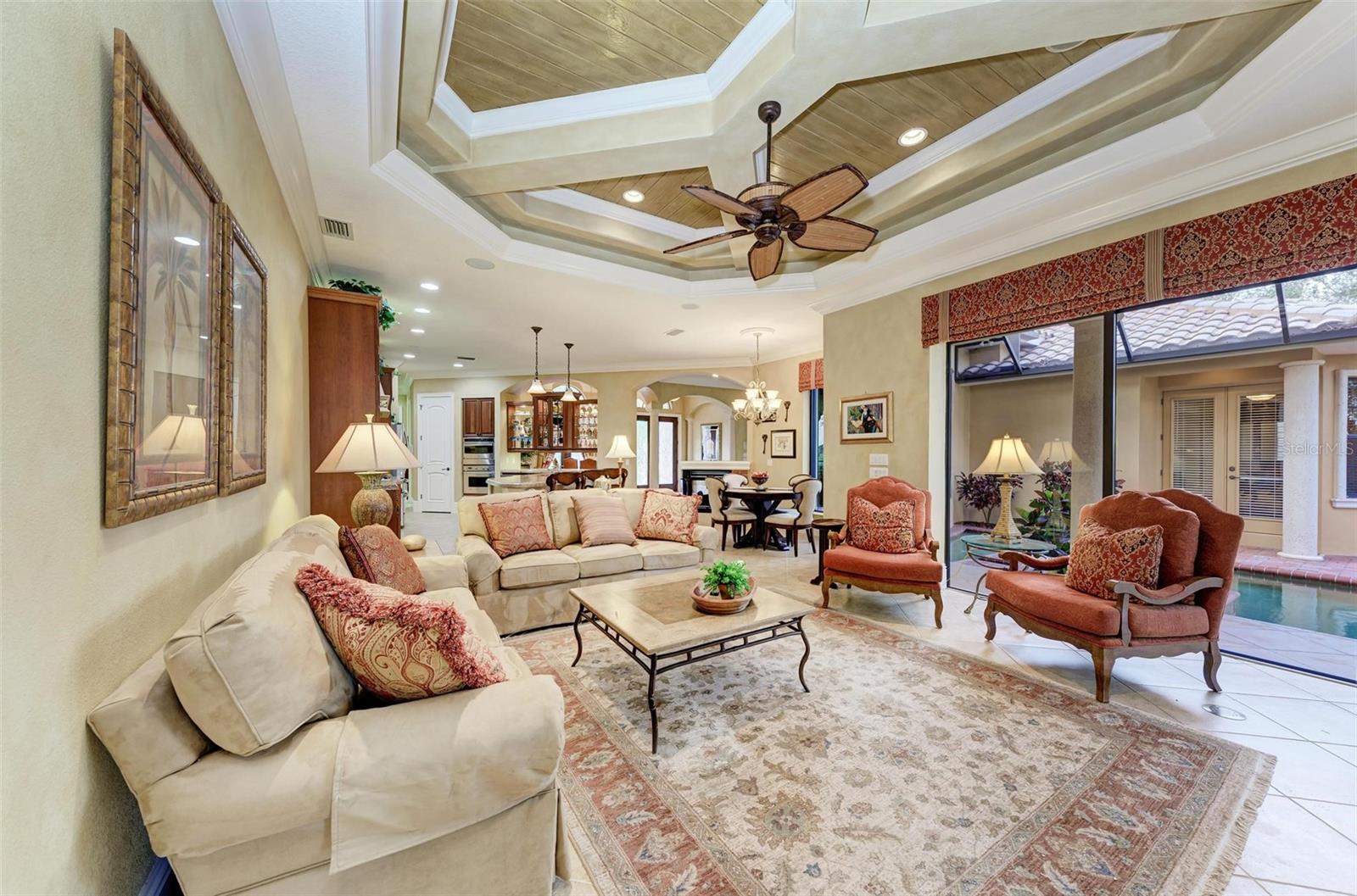 FOUNDERS CLUB - Residential