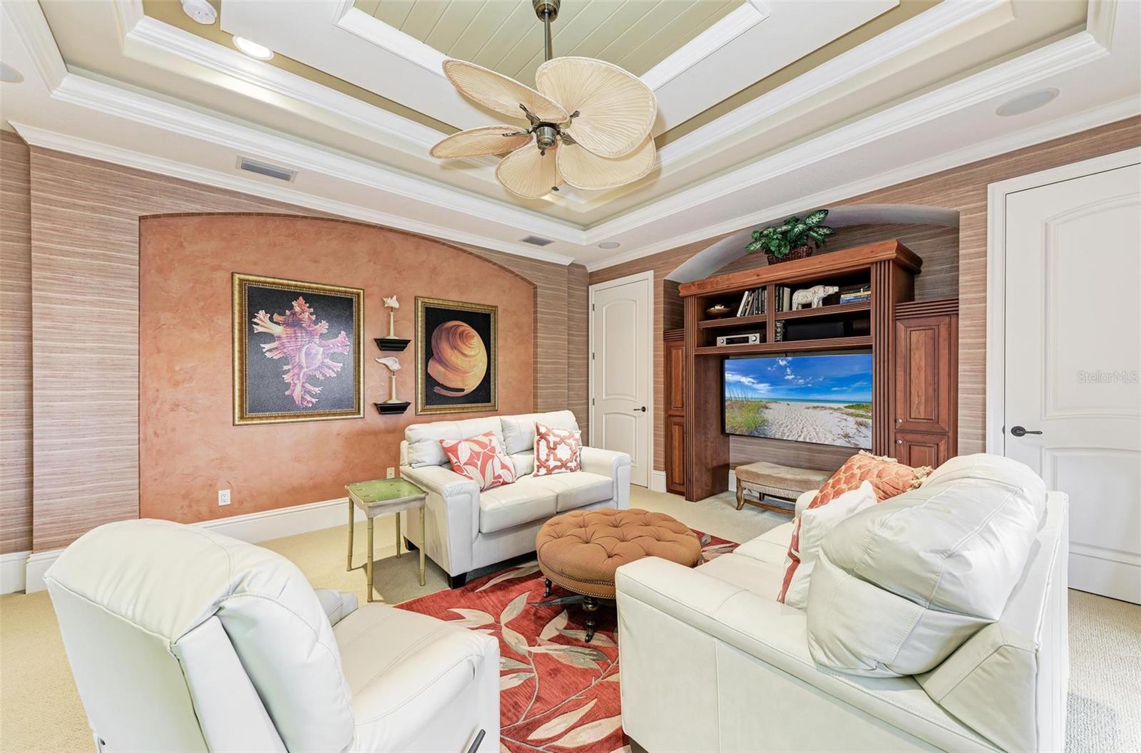 FOUNDERS CLUB - Residential