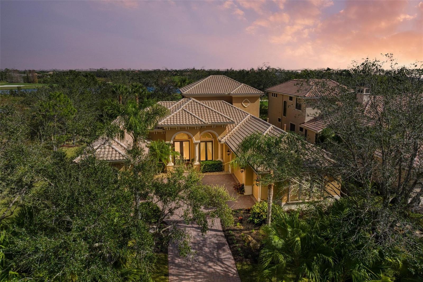 FOUNDERS CLUB - Residential