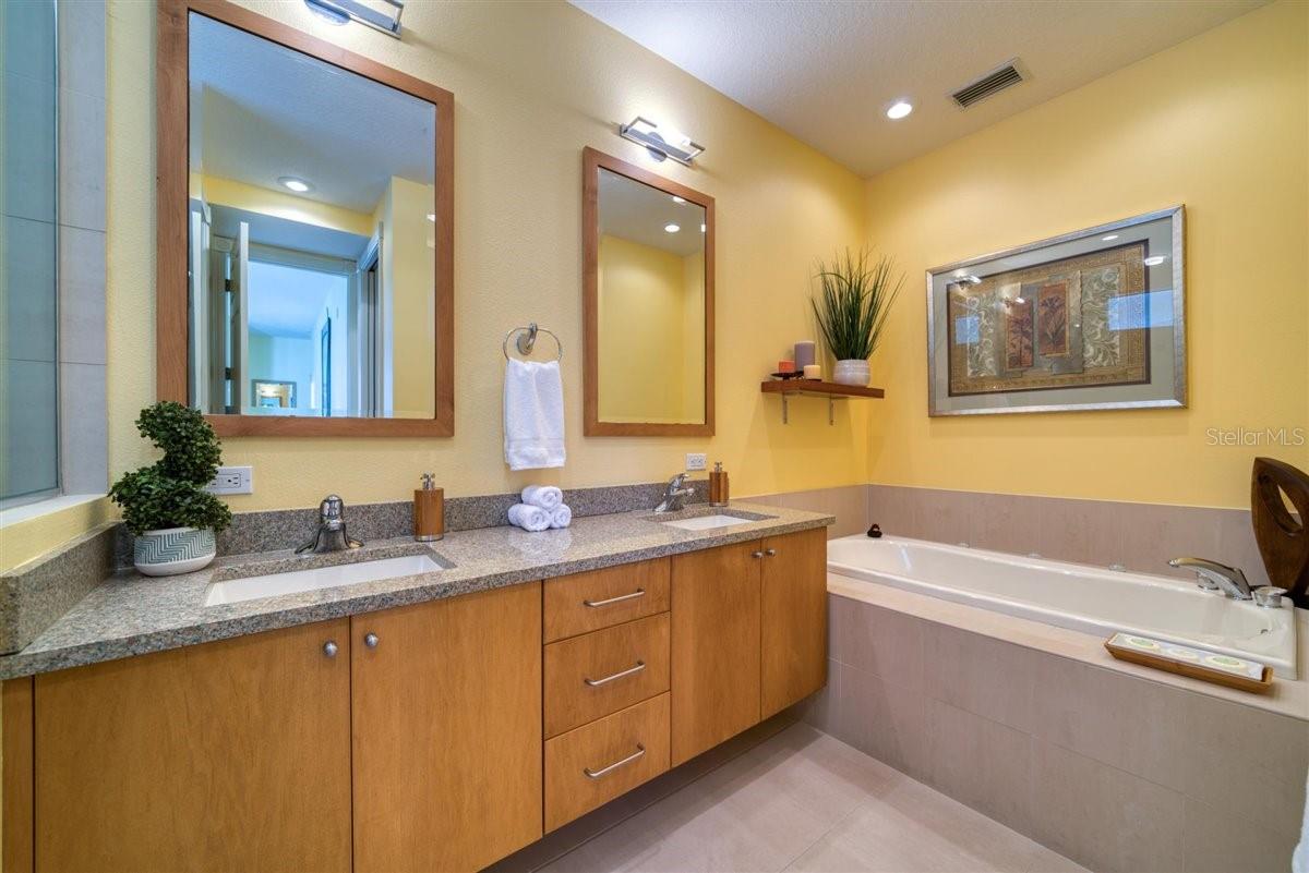 SEA STAR CONDO - Residential