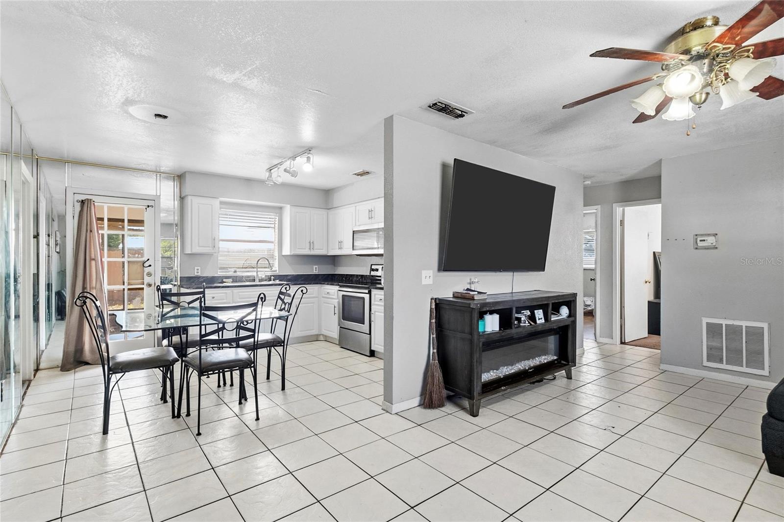 ROUND LAKE ESTATES - Residential