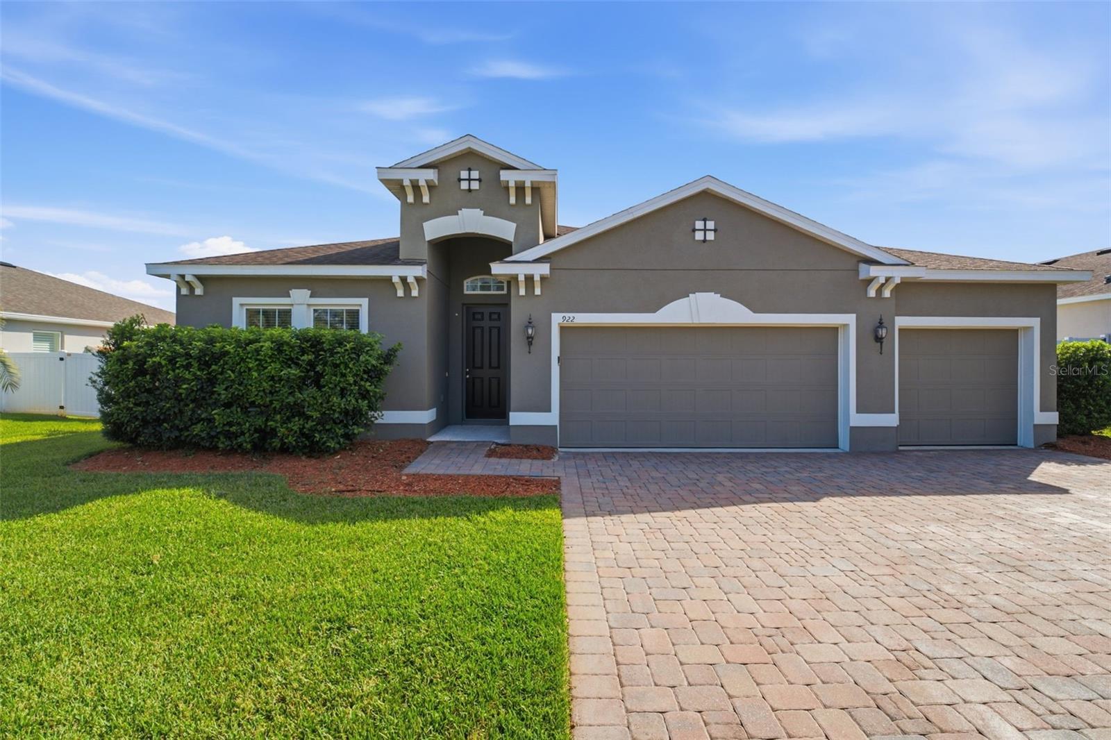 922 GLAZEBROOK LOOP