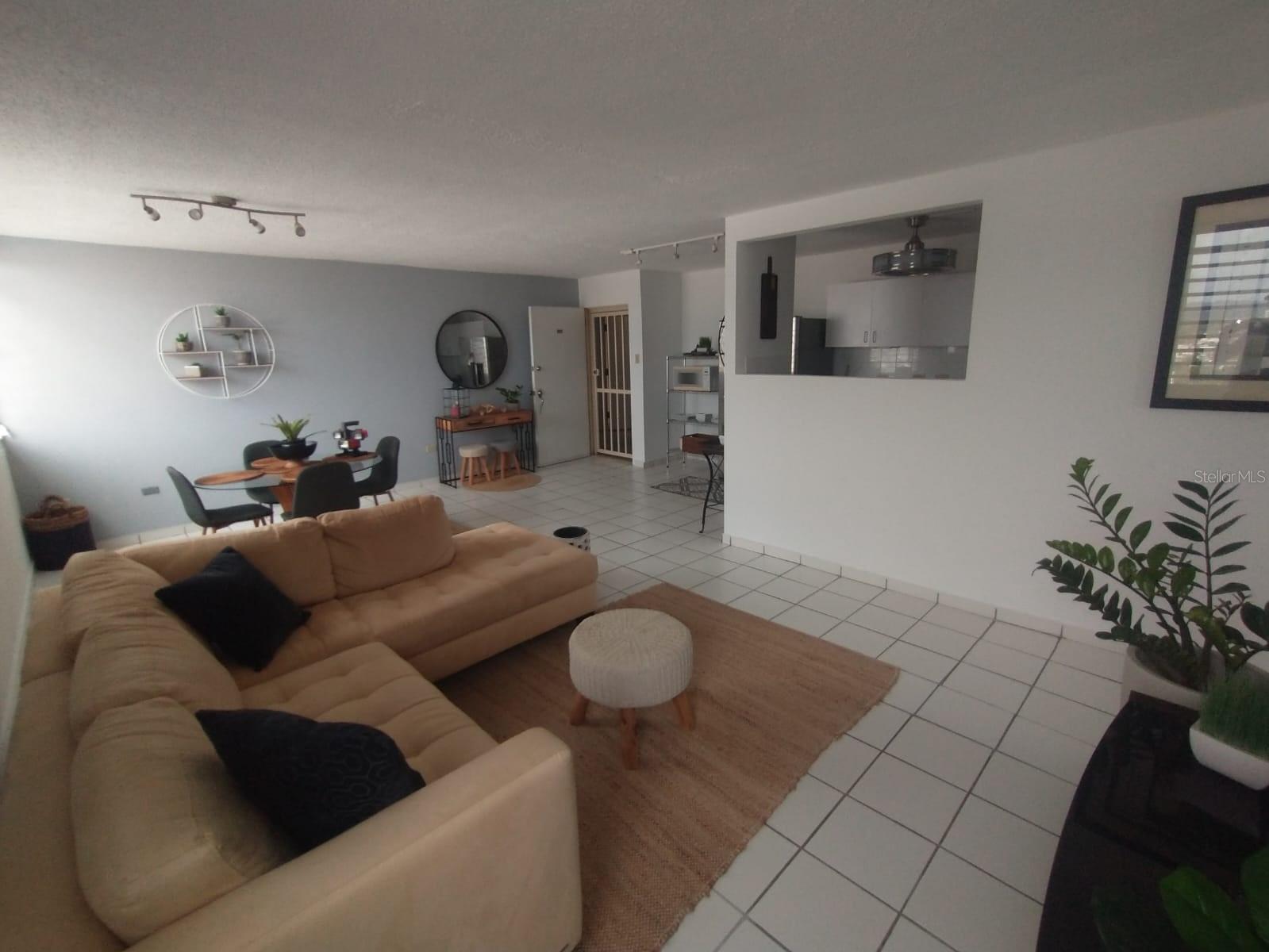 Apartment for Rent!
Convenient and Safe Location
Features:
2 comfortable bedrooms
2 private parking spaces
Appliances included (fridge, stove, microwave, etc.)
Ready for immediate move-in!