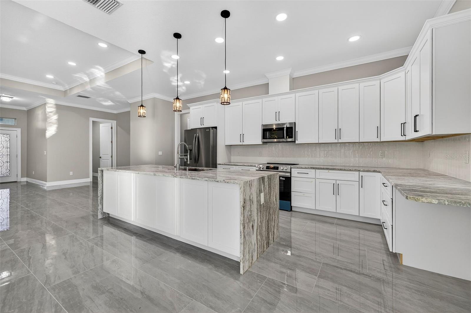 8509 N NEWPORT AVENUE