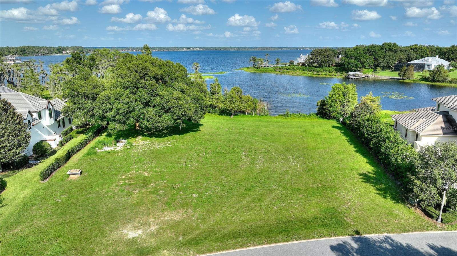 CHAINE DU LAC - Land