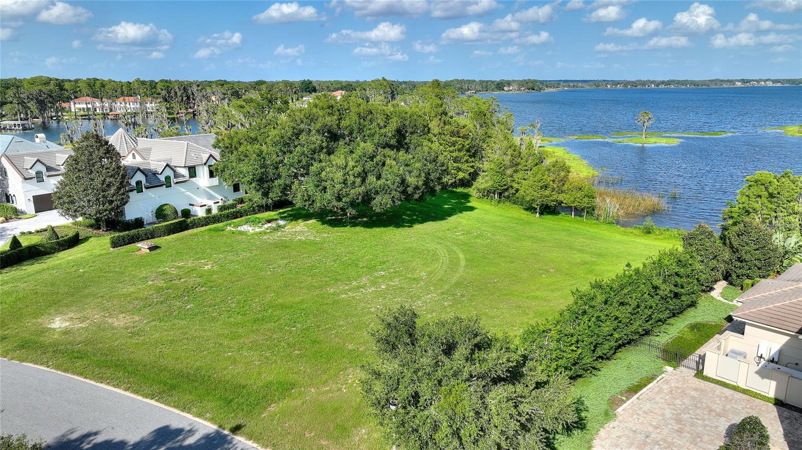 CHAINE DU LAC - Land