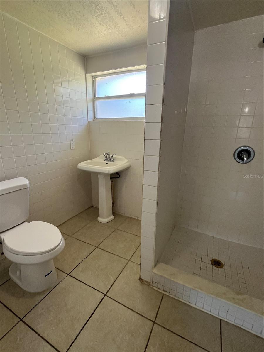 GOLF VIEW PARK - Residential Lease