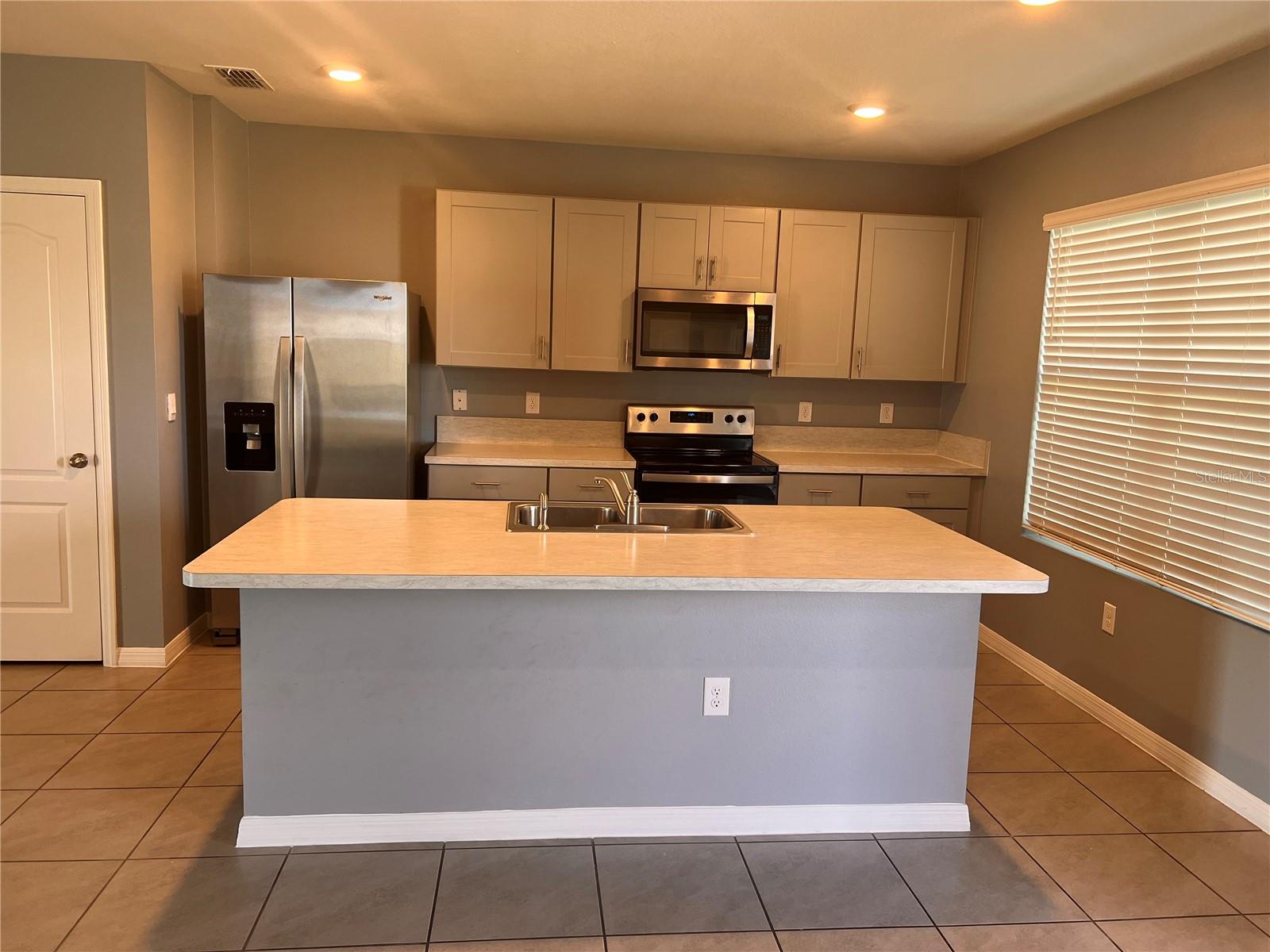Available now for rent!
Beautiful 3-bedroom, 2.5-bath townhome with 1-car garage, located in the highly desirable Kindred community in Kissimmee. This modern home features a fully equipped kitchen, included appliances, ceiling fans, ceramic tile flooring, carpeted bedrooms, and a cozy backyard.
Enjoy resort-style living with access to community pool, fitness center, sports courts, clubhouse, parks, playgrounds, dog park, and walking/bike trails.