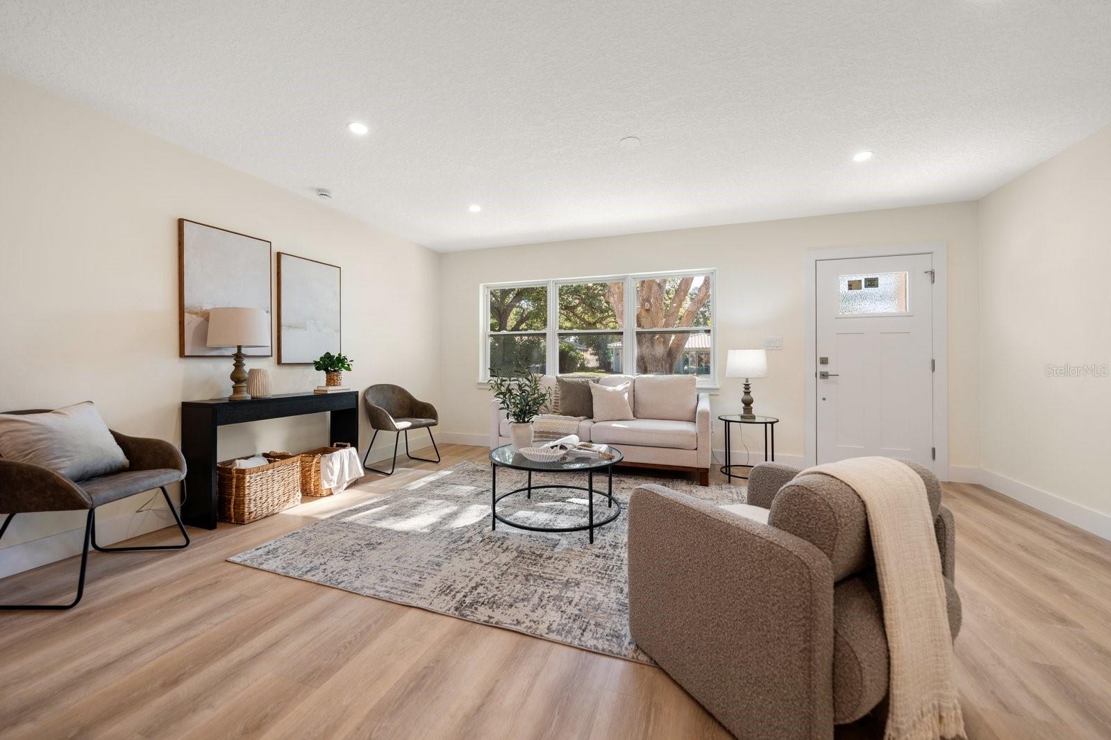 786 MANOR DRIVE W