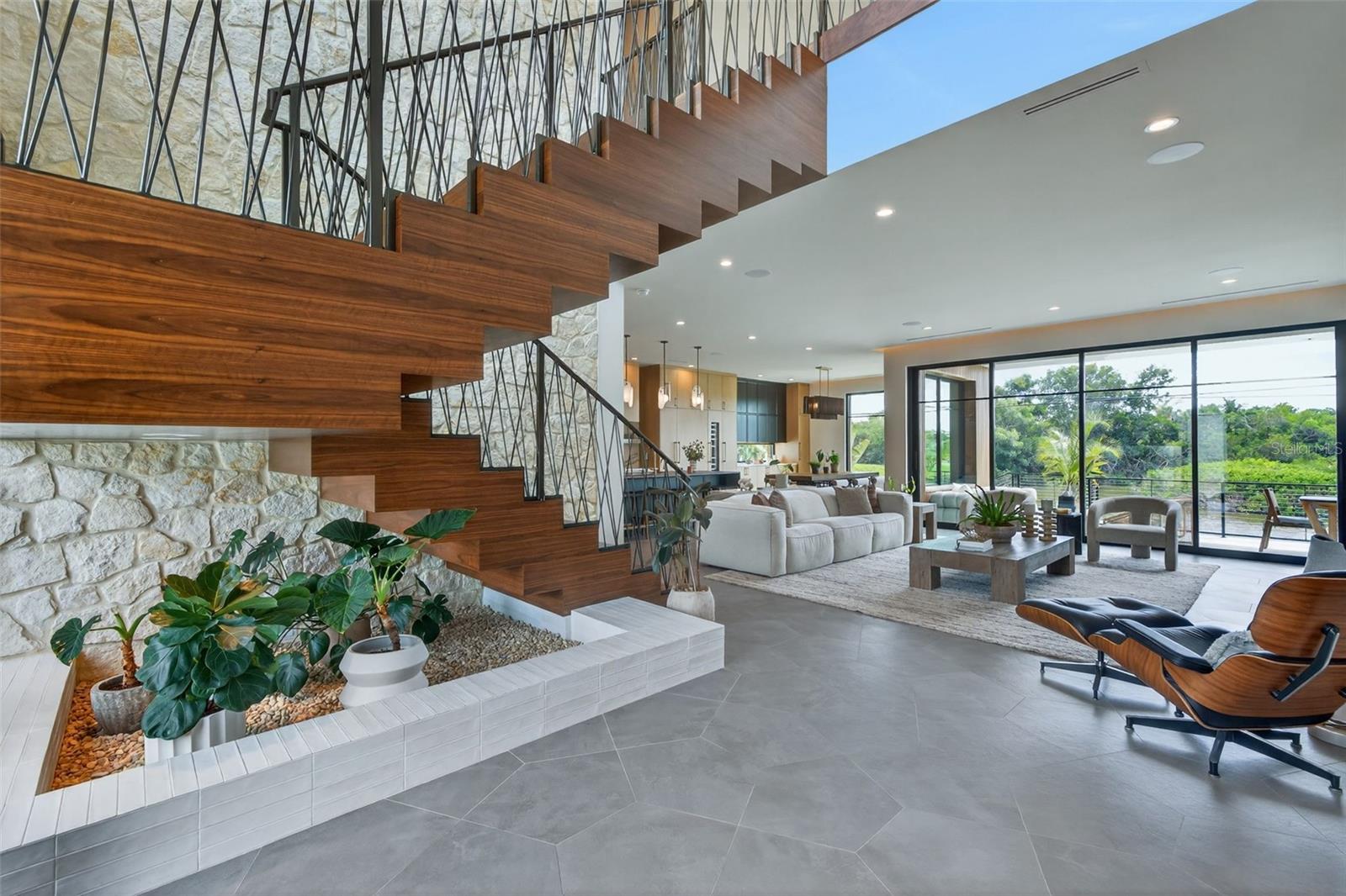 370 BELLEAIR DRIVE NE