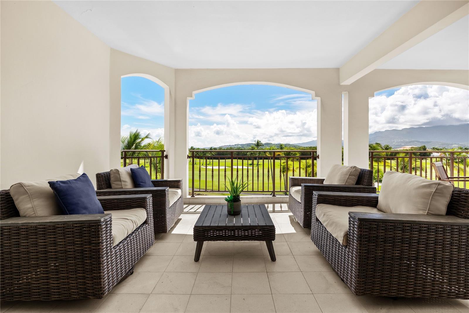 COUNTRY CLUB RESIDENCES - Residential