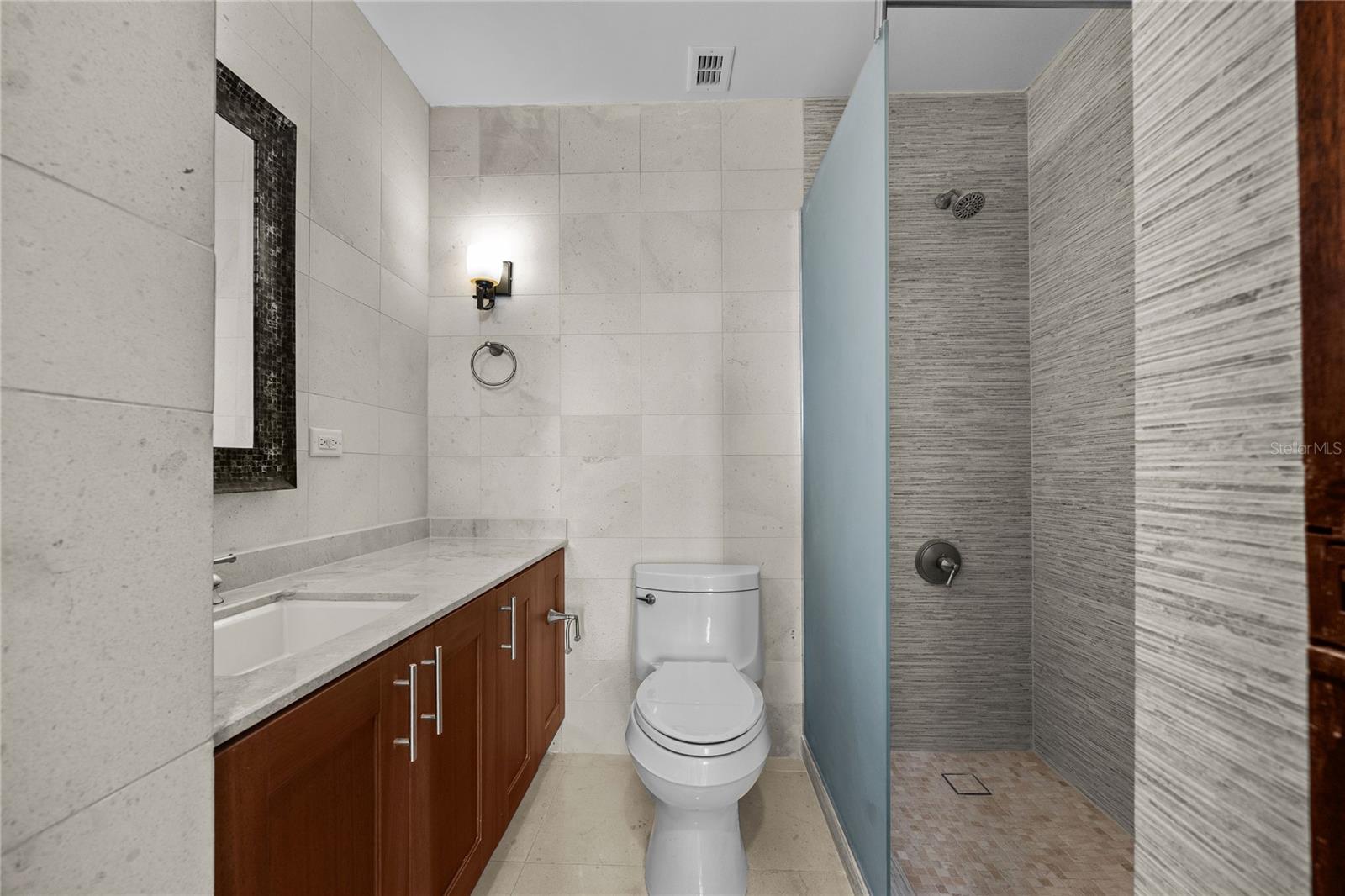 COUNTRY CLUB RESIDENCES - Residential