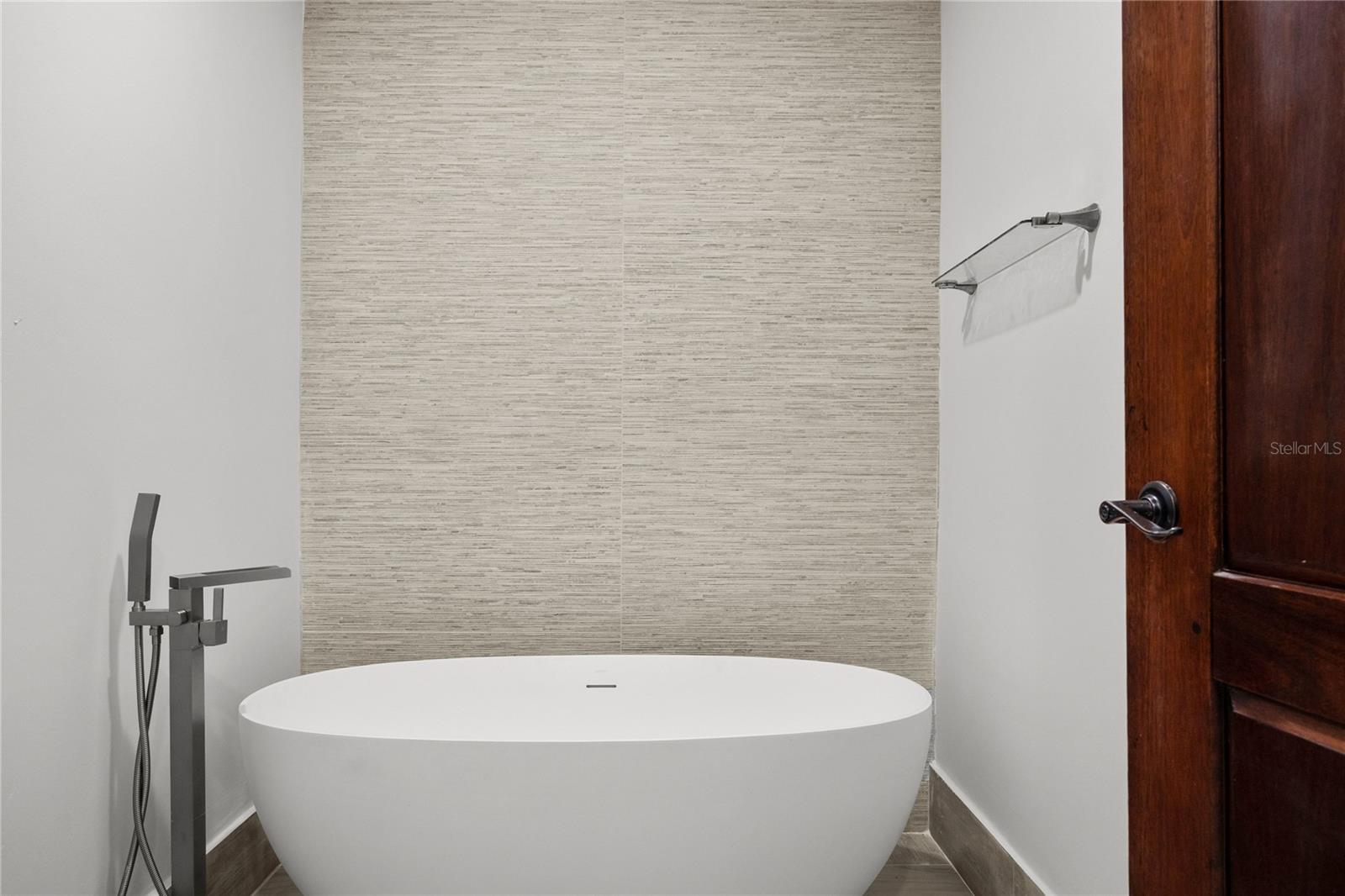 COUNTRY CLUB RESIDENCES - Residential