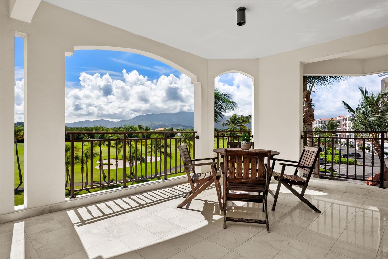 COUNTRY CLUB RESIDENCES - Residential