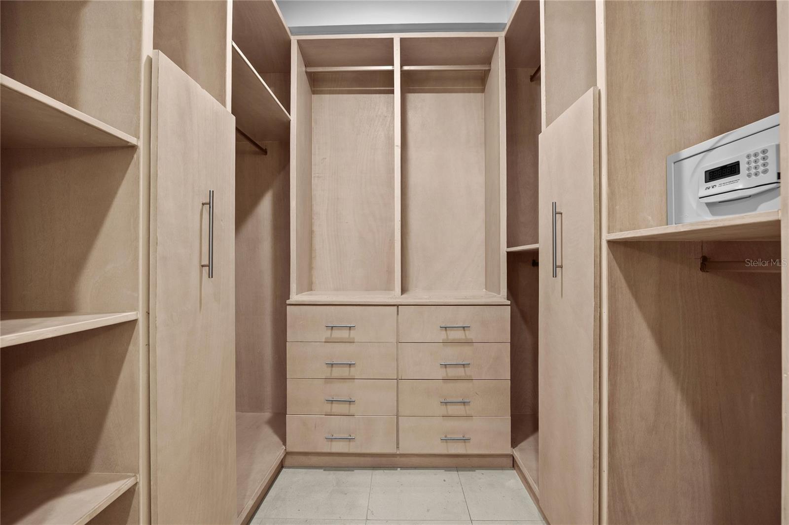 COUNTRY CLUB RESIDENCES - Residential