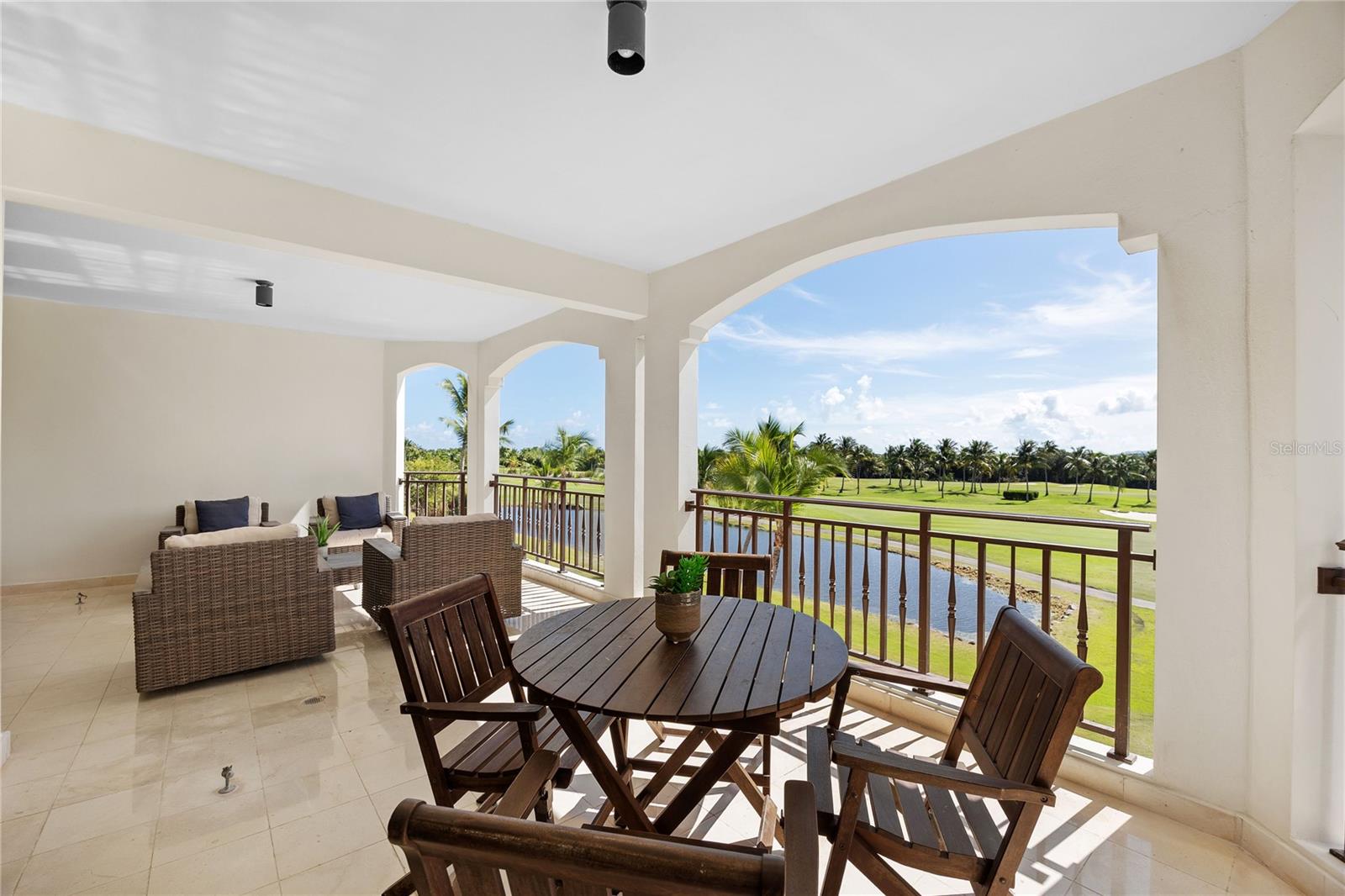 COUNTRY CLUB RESIDENCES - Residential