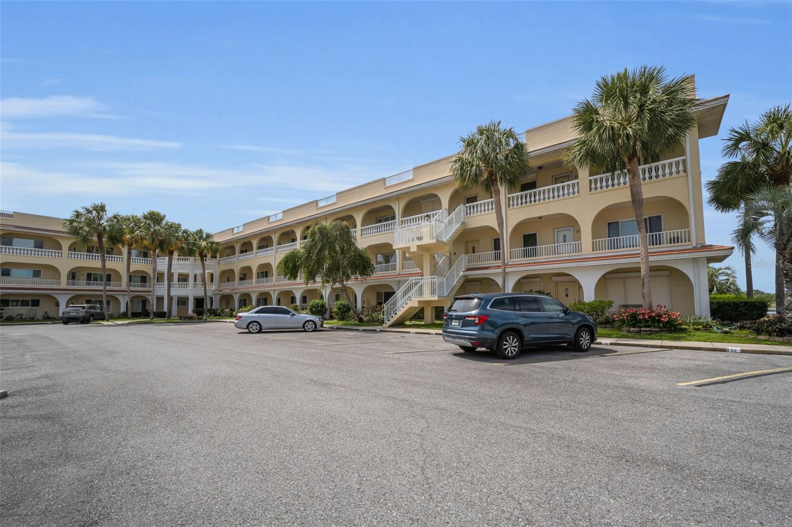 ON TOP OF THE WORLD - Residential