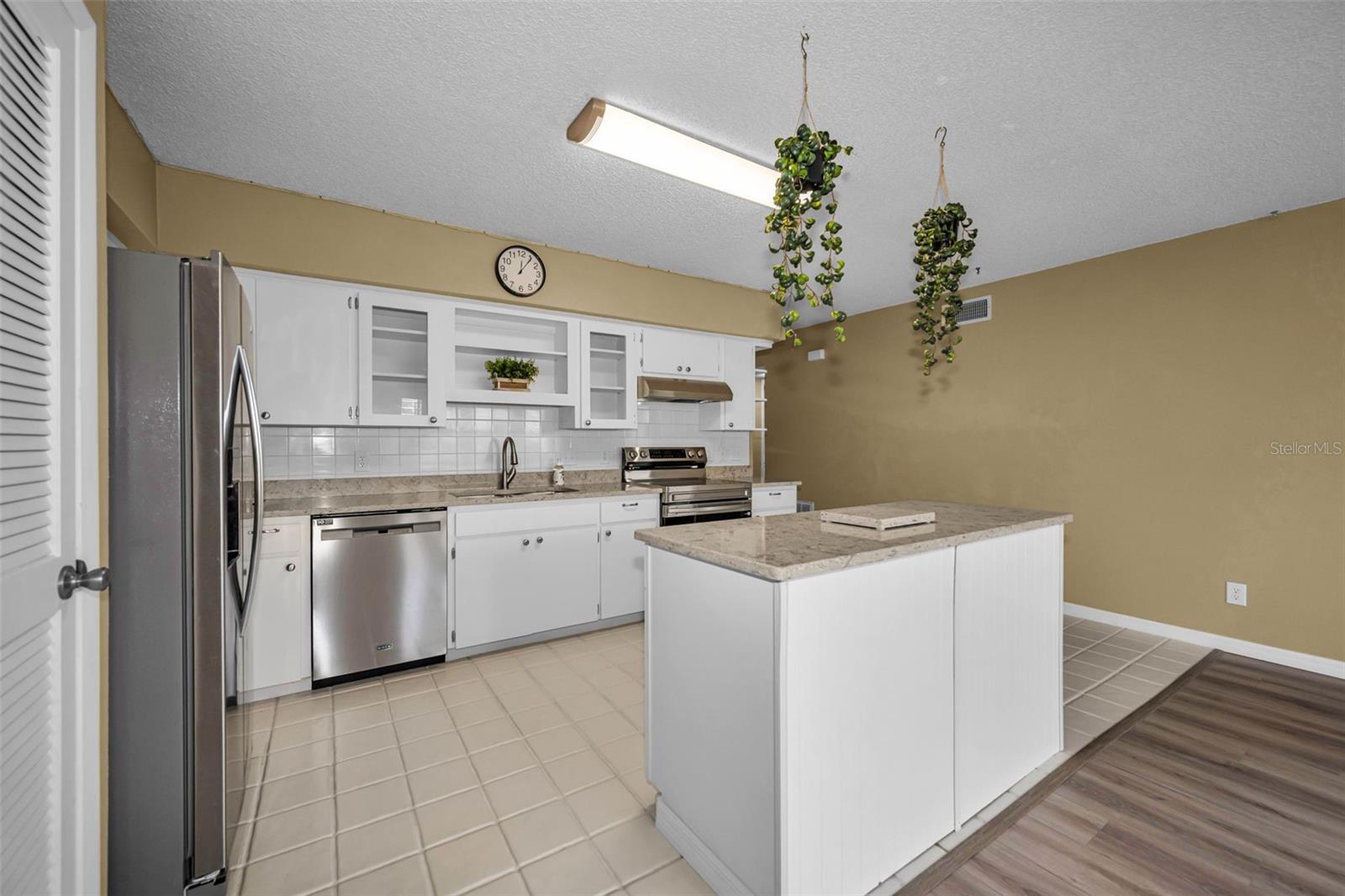 ON TOP OF THE WORLD - Residential