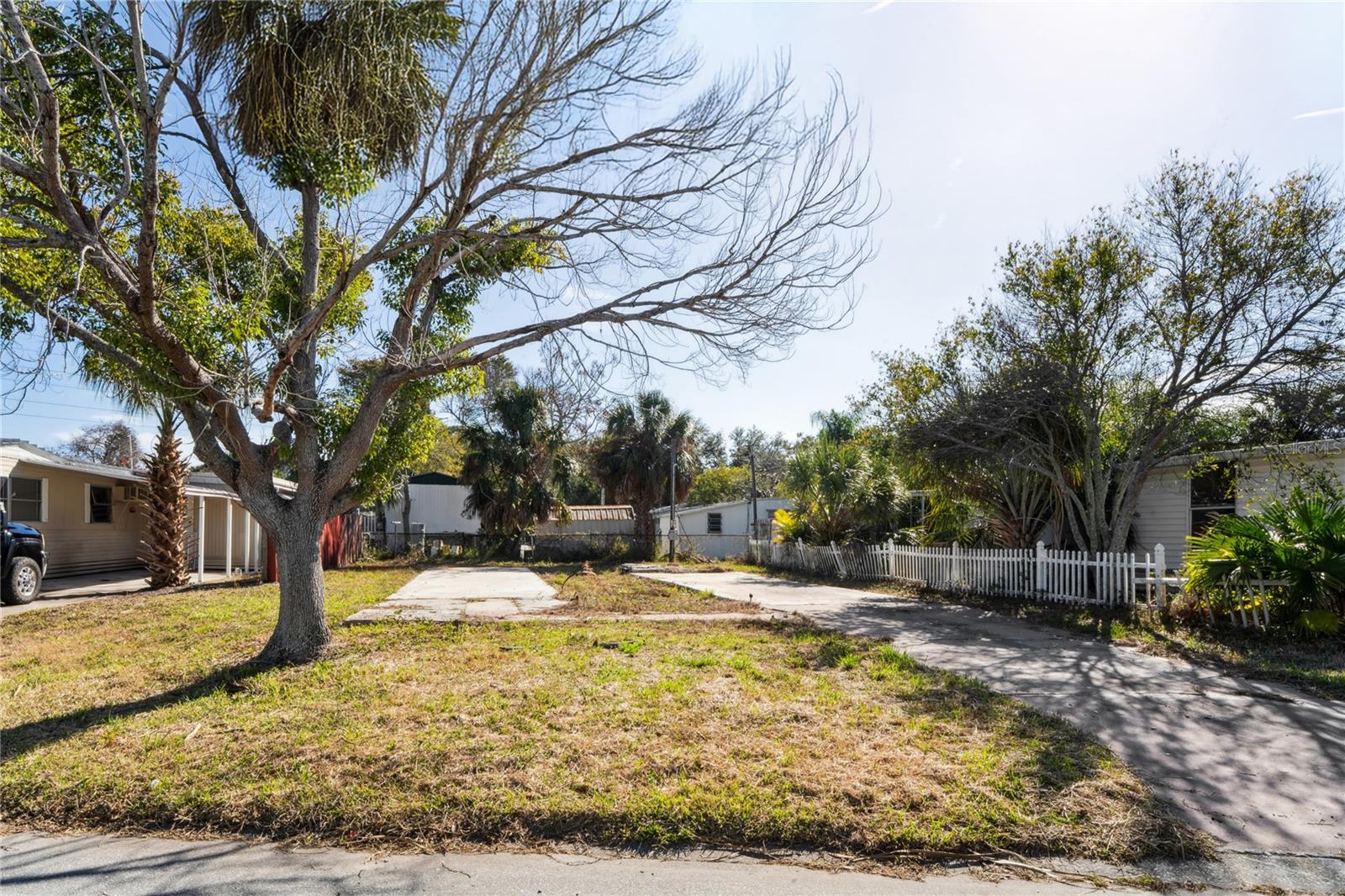 Photo 1 of 11 — 736 DRIFTWOOD LANE, TARPON SPRINGS, FL 34689