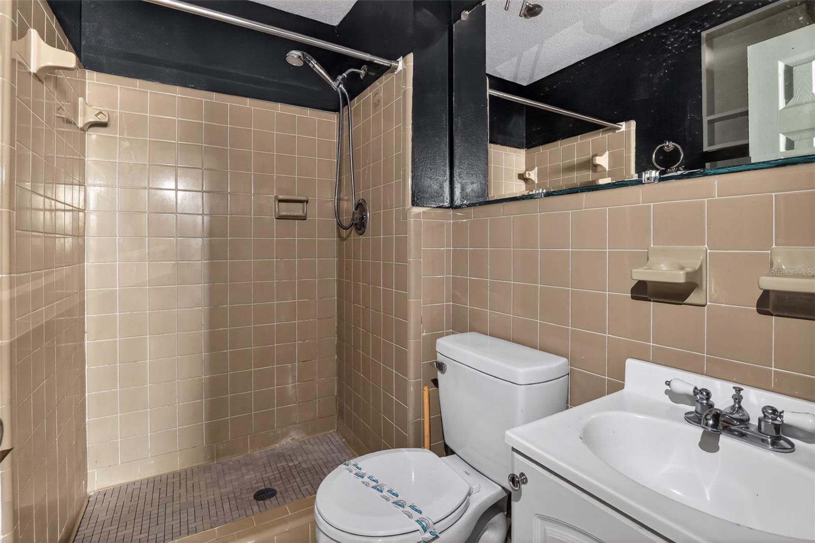 RIVIERA MANOR - Residential