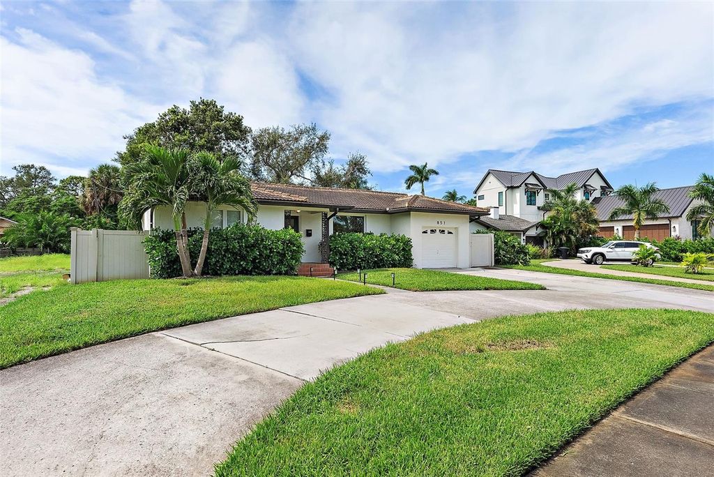 Photo of 851 Snell Isle Boulevard NE, St Petersburg, FL 33704 (MLS # TB8437766)