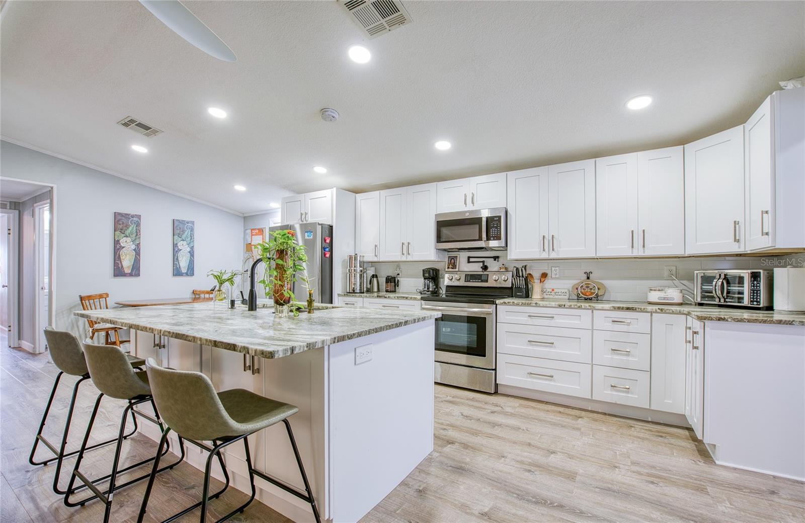 417 DOLPHIN DRIVE S