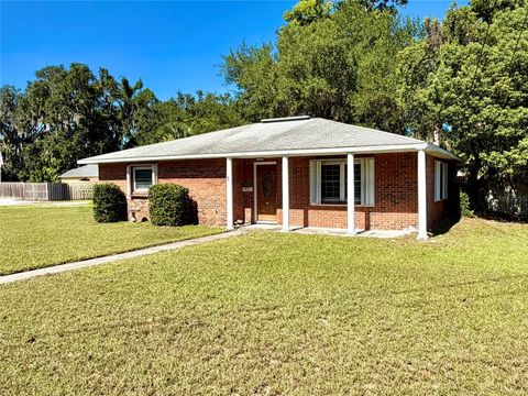 Photo of 208 Palm Way, Tavares, FL 32778 (MLS # G5103376)